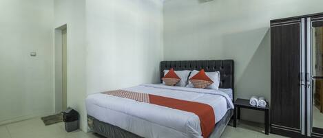 Escritorio, wifi gratis y ropa de cama