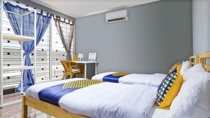 A hotel room with a wooden bed, a desk, and a chair. - SPOT ON 2281 Omajo (Semarang)