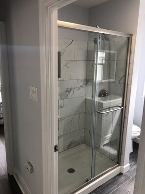 Dusche, Haartrockner, Handtücher, Toilettenpapier