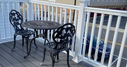 Beach Block, Renovated 2 bdrm, sleep 6, 2nd Flr unit Parking and 4 beach badges