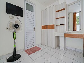 Double Room | Room amenity - Hotel O Alamanda 7 Syariah (Bandung)