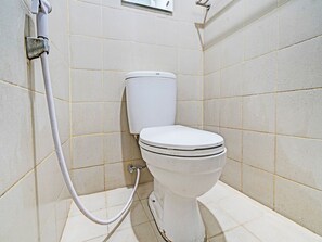 Basic Single Room | Bathroom | Shower, towels