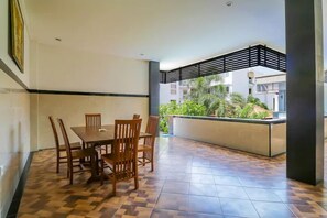 Dining - OYO 2143 Leluhur Bali Apartment (Seminyak)