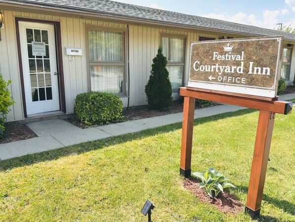 Exterior - Festival Courtyard Inn (Stratford)