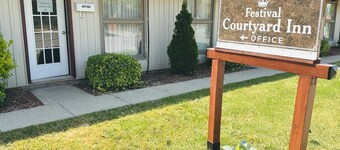 Festival Courtyard Inn