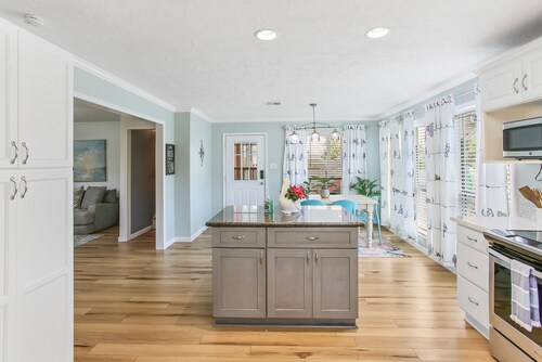 Cozy Waterfront home with canal access to Calcasieu Lake