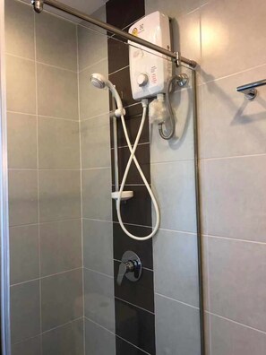 Secadora de cabello, toallas, jabón, shampoo 