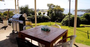 Outdoor dining - ★Riverton Views has Spectacular Views!★Beach/Township 2 mins★Wifi★ (Riverton)