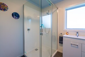 Combined shower/bathtub, hair dryer, towels, soap - ★Riverton Views has Spectacular Views!★Beach/Township 2 mins★Wifi★ (Riverton)