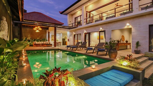 Bagian depan properti - sore/malam