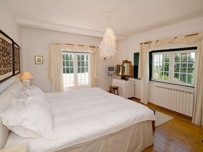 5 bedrooms, iron/ironing board, free WiFi, bed sheets
