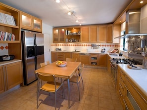 Fridge, oven, stovetop, coffee/tea maker