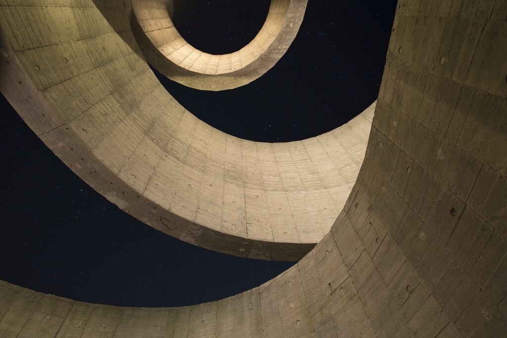Una escalera de caracol con un interior oscuro.