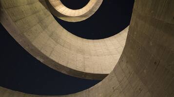 Una escalera de caracol con un interior oscuro.