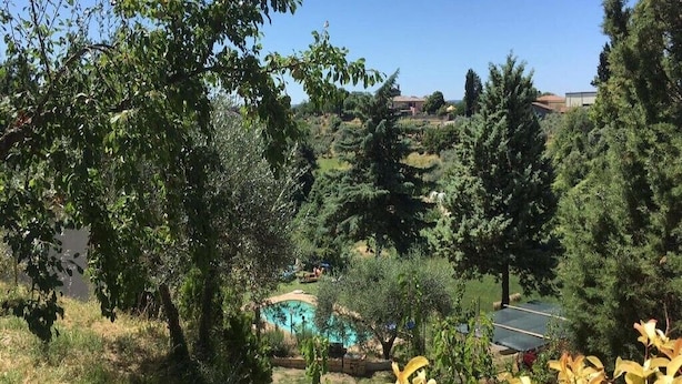 A pool surrounded by trees and a tennis court. - "IL MANDORLO" with swimming pool (FICULLE (TR))