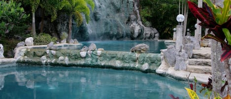 2 piscinas externas, funciona das 6h às 20h, espreguiçadeiras