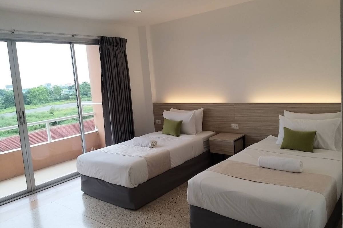Standard Twin Room | 1 bilik tidur, peti besi dalam bilik, meja, kalis bunyi