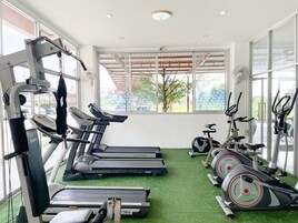 Equipamiento de fitness en la habitación