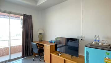 Standard Twin Room | 1 bedroom, in-room safe, desk, soundproofing