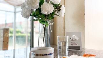 朝食 (ビュッフェ)、毎日提供 (1 名様 100 THB)