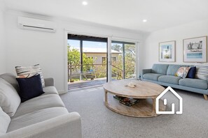 Smart TV, fireplace, Netflix, streaming services - Style In Sorrento *1 NIGHT FREE* Bay Views, Spa, Snooker, 550m to Beach (Sorrento)