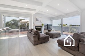 Smart TV, fireplace, Netflix, streaming services