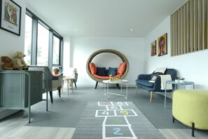 Lobby sitting area - Port Canary Hotel (Bangkok)