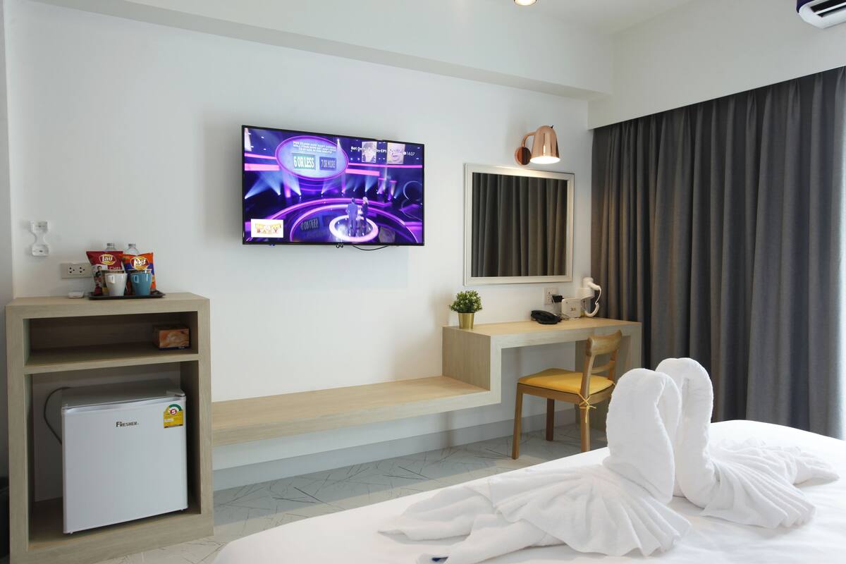 King Room with Balcony | Minibar, desk, blackout drapes, soundproofing