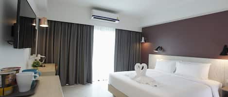 King Room with Balcony | Minibar, escritorio, cortinas opacas y sistema de insonorización