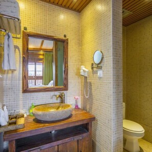 Elite Twin Room | Bathroom | Shower, free toiletries, hair dryer, slippers