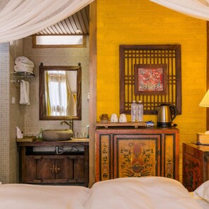 Signature Double Room, Non Smoking | Living room