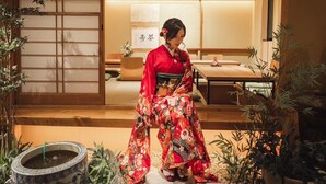 Une pièce de style japonais traditionnel, avec un sol recouvert de tatamis, une table basse et une porte coulissante.
