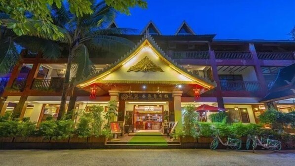 住宿正面 (夜晚)