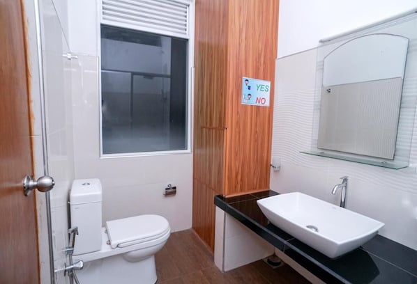 Deluxe Double Room, 1 King Bed, Garden View | Bathroom