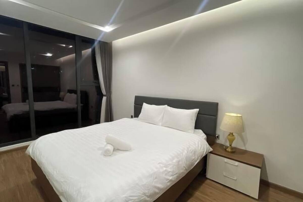 Escritorio, espacio para trabajar con un portátil, cortinas opacas