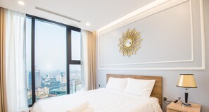 ห้องพักตกแต่งอย่างมีเอกลักษณ์, ตกแต่งพิเศษโดยเฉพาะ, โต๊ะทำงาน