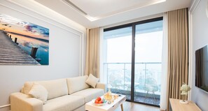 Appartement, 3 chambres | Salle de séjour | TV connectée de 55 pouces avec chaînes par câble, télévision