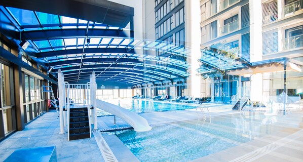 Outdoor pool, pool loungers - 22HOUSING Apartment Vinhomes Metropolis (Hanoi)