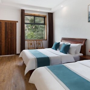 A hotel room with two beds, a large window with curtains, wooden flooring, and a wooden headboard. - Floral Hotel Ban Po Hui Wang Zhangjiajie (Zhangjiajie)