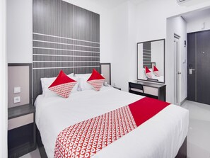 Deluxe Double Room | Desk, free WiFi, bed sheets