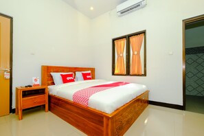 Standard Double Room | Desk, free WiFi, bed sheets