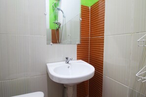 Standard-Doppelzimmer | Badezimmer | Dusche, Handtücher