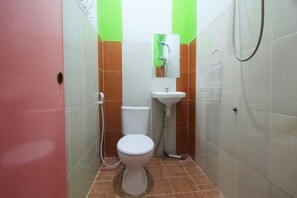A small bathroom with a toilet, sink, and shower. - Hotel O isma Laut Tawar Syariah (Bandar Lampung)
