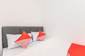 Standard Double Room | Free WiFi - Hotel O J&b Room Utan Kayu (Jakarta)