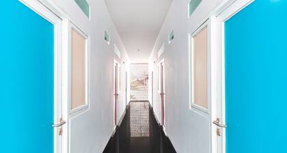 Super OYO 2223 J&b Room Utan Kayu