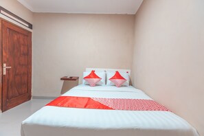 Standard Double Room | Desk, free WiFi, bed sheets - OYO 2235 Khey Village Syariah (Jakarta)