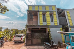 Exterior - OYO 2235 Khey Village Syariah (Jakarta)