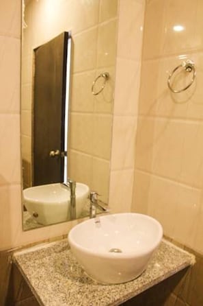 Chambre Deluxe | Salle de bain | Douche, douche à « effet pluie », articles de toilette gratuits