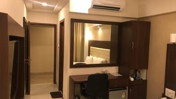 Deluxe Room | Blackout curtains, free WiFi