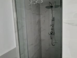 Towels, shampoo, toilet paper - Convenient modern studio apartment 10 from airport (Accra)